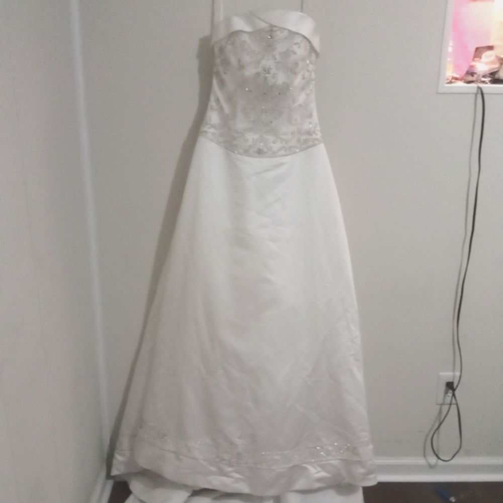 Women's wedding dress